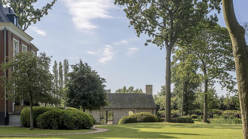 Grünes Grundstück der privaten Villa mit Parkplätzen zwischen Knokke und Brügge