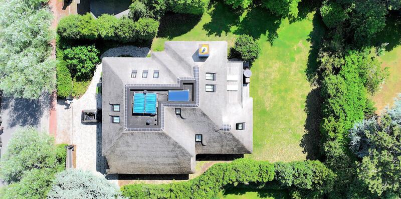 Außenansicht einer Luxusvilla im Wald von Knokke, nahe dem Royal Zoute Golf Club